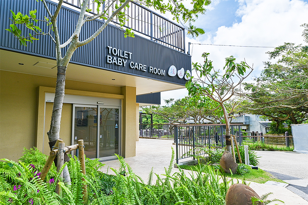 沖縄こどもの国　爬虫類館トイレサイン